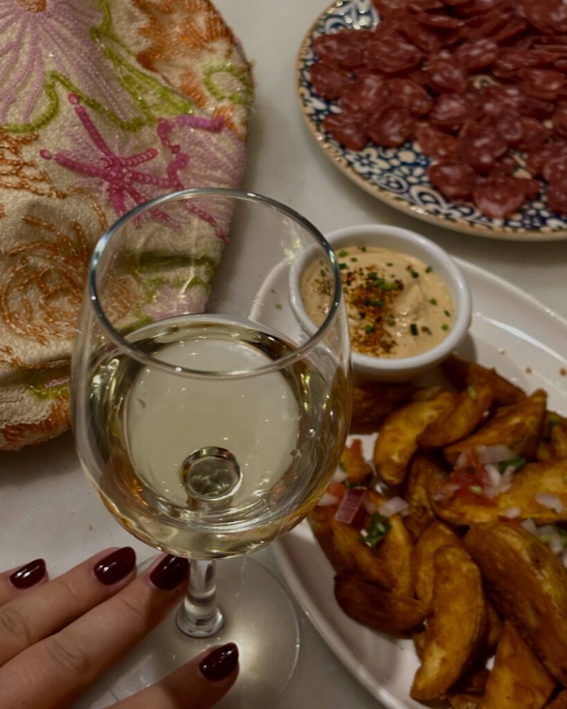 Bar Calders Barcelona tapas patatas bravas wijn